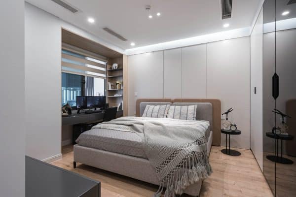 Tủ áo âm tường và góc làm việc trong phòng ngủ căn hộ Smart City